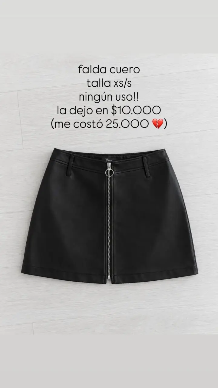 Falda de cuero negra con cierre frontal