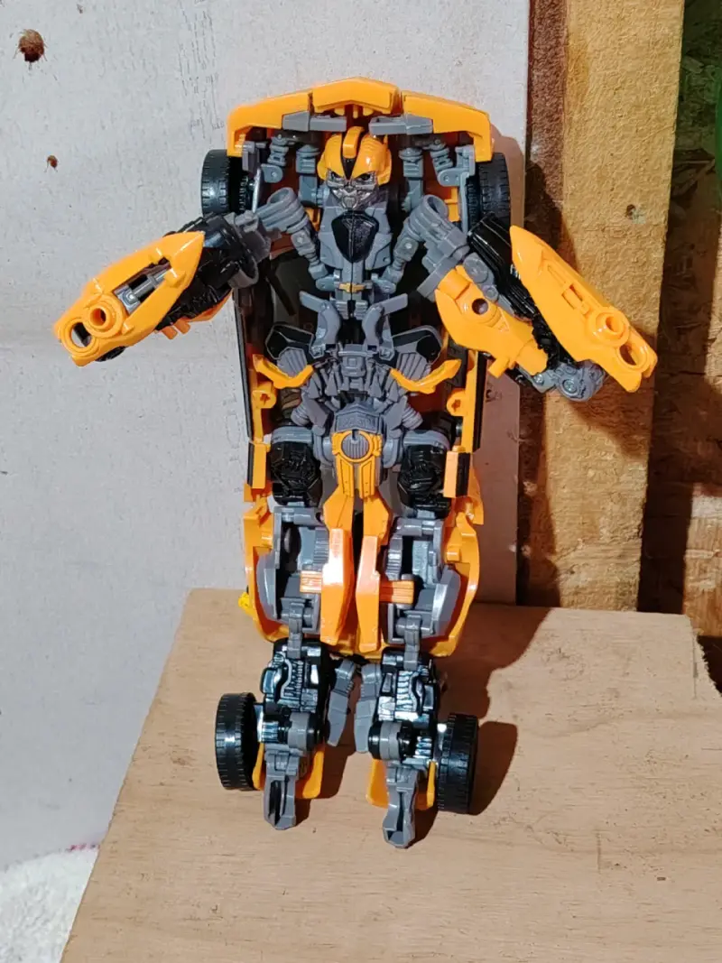 Figura transformable de auto a robot amarillo - 1