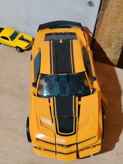 Figura transformable de auto a robot amarillo - miniatura 2