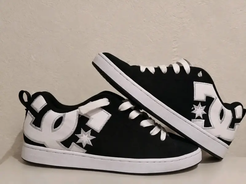 Zapatillas deportivas DC negras y blancas