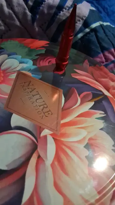 Punzón decorativo rojo metálico para válvula - miniatura 1