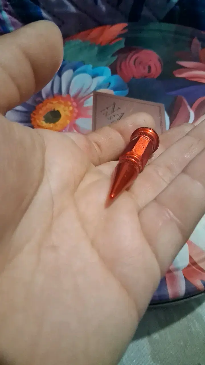 Punzón decorativo rojo metálico para válvula - 4