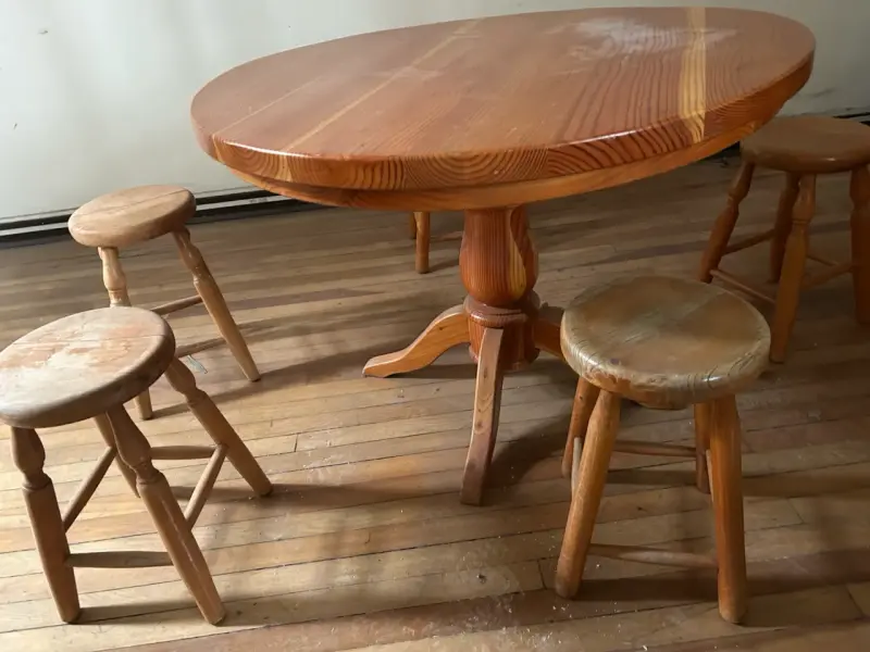 Mesa redonda de madera con taburetes - 1