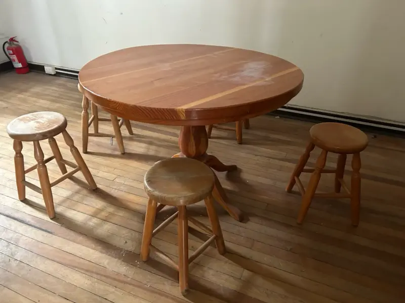 Mesa redonda de madera con taburetes - 2