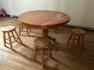 Mesa redonda de madera con taburetes - miniatura 2