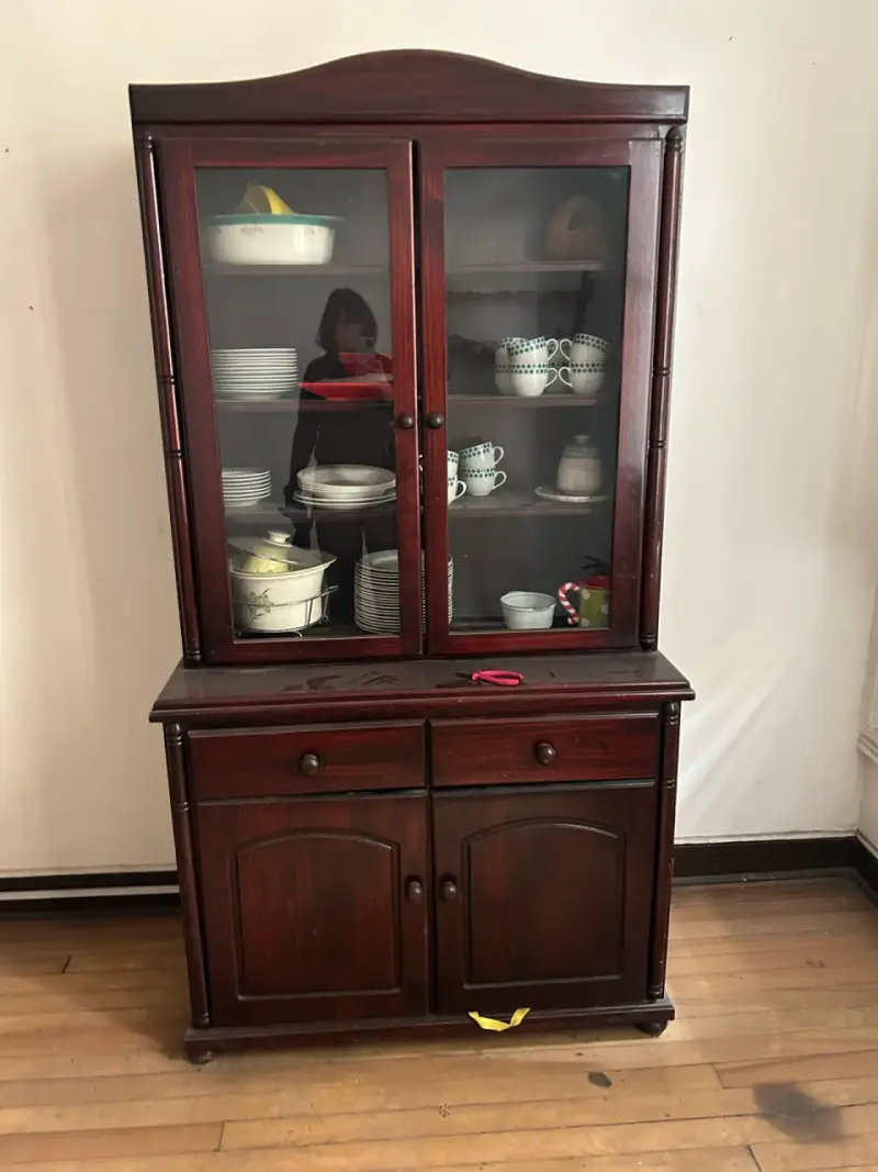 Vitrina de madera con puertas de vidrio