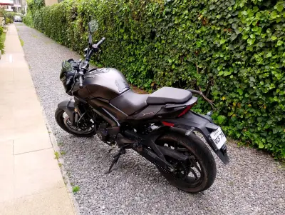 Moto deportiva Bajaj Dominar 400 en excelente estado - miniatura 3