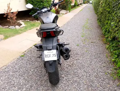 Moto deportiva Bajaj Dominar 400 en excelente estado - miniatura 4