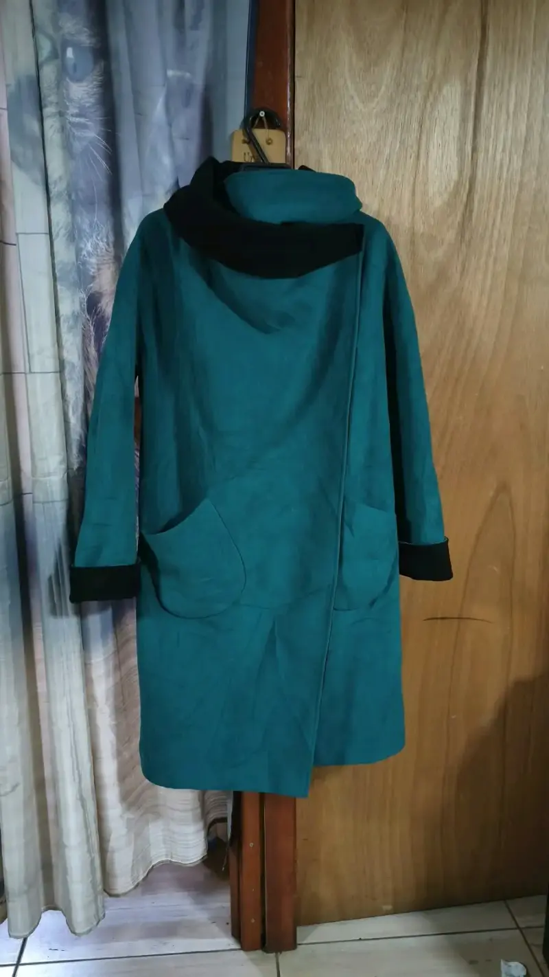 Abrigo verde con capucha y chaqueta roja - 1