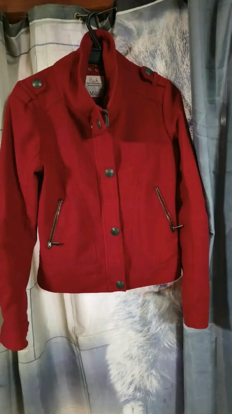 Abrigo verde con capucha y chaqueta roja - 2