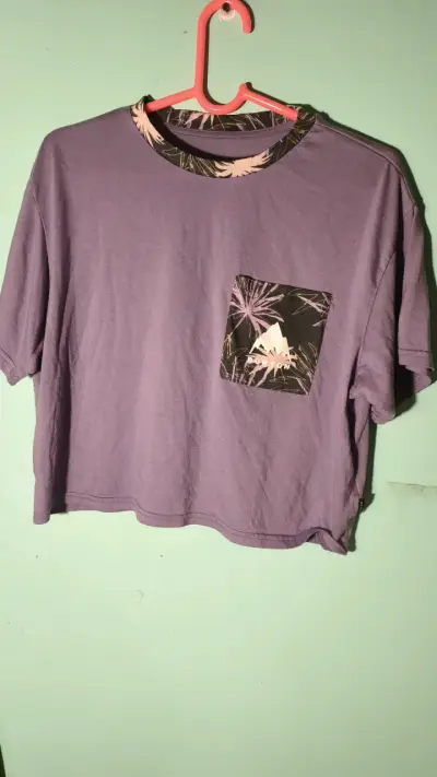 Polera morada con bolsillo estampado Burton - miniatura 1