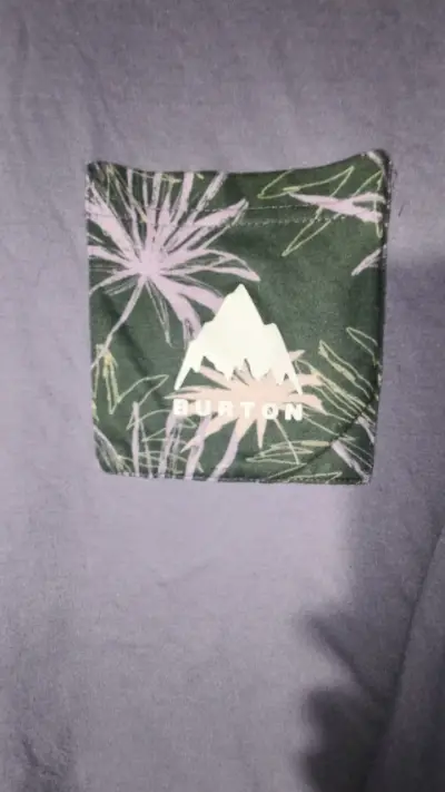 Polera morada con bolsillo estampado Burton - miniatura 2