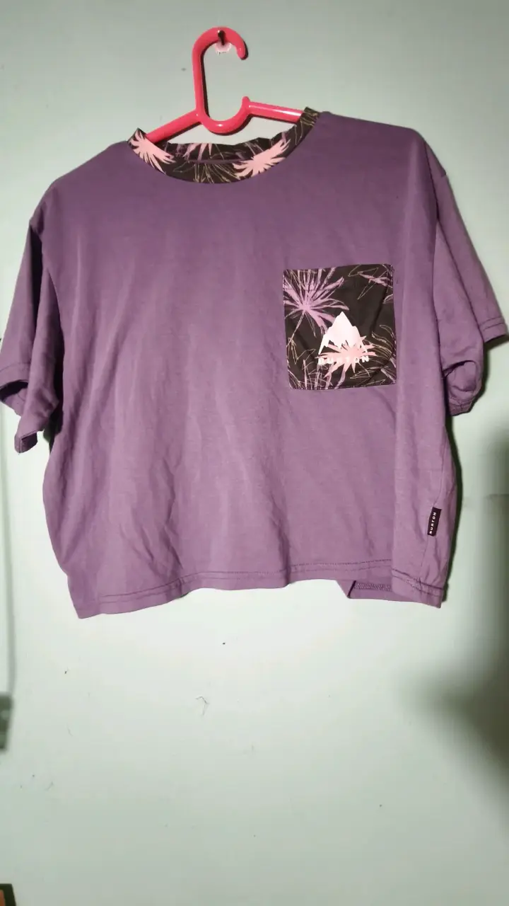 Polera morada con bolsillo estampado Burton - 3