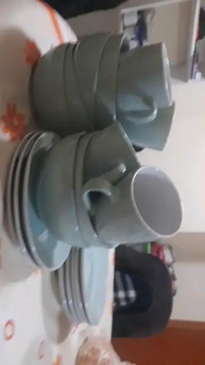 Juego de tazas y platos de cerámica menta y blanco - miniatura 1