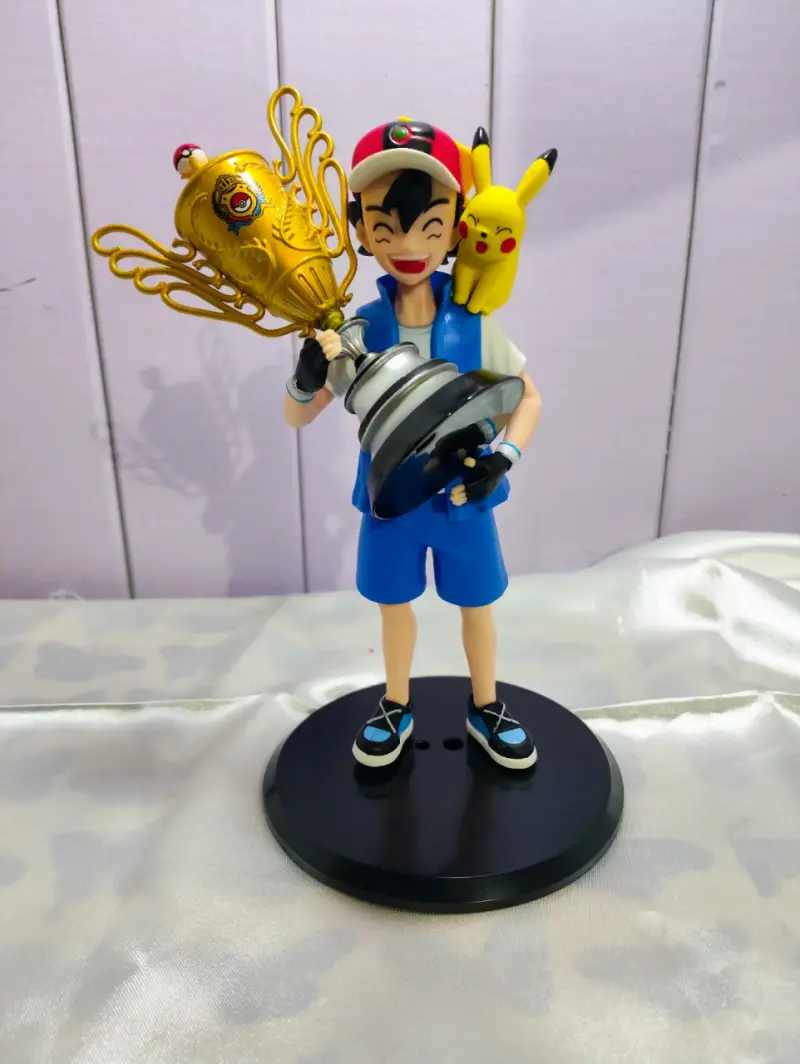 Figura de colección Ash y Pikachu con trofeo - 1