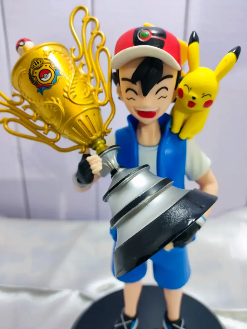 Figura de colección Ash y Pikachu con trofeo - 2