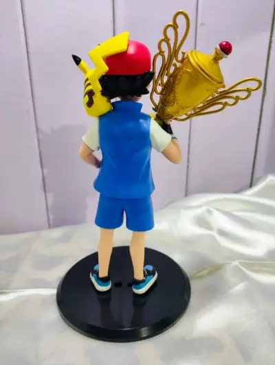 Figura de colección Ash y Pikachu con trofeo - miniatura 3