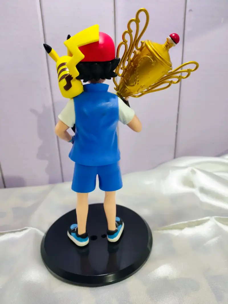 Figura de colección Ash y Pikachu con trofeo - 4