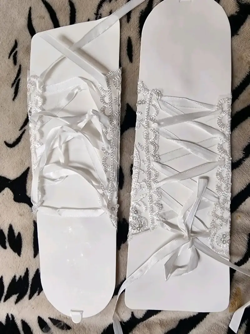 Liguero de encaje blanco con pedrería - 3