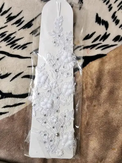 Liguero de encaje blanco con pedrería - miniatura 5
