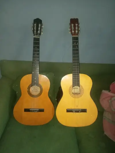 Guitarras acústicas clásicas en buen estado - miniatura 1