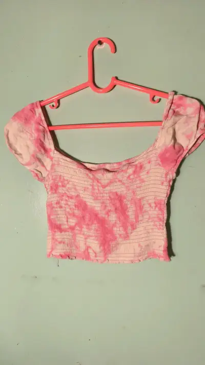 Top corto tie-dye rosa estilo bohemio - miniatura 1
