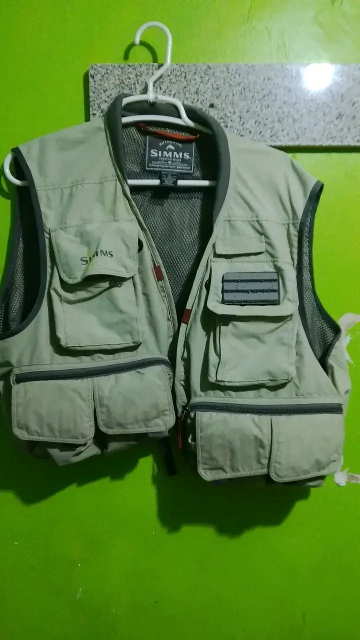 Chaleco de pesca Simms con múltiples bolsillos