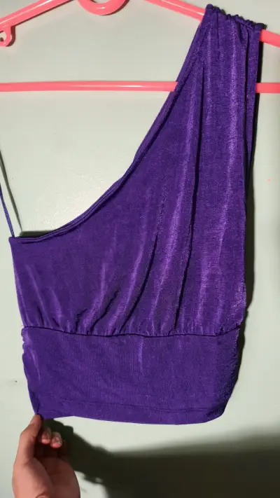 Top morado de un solo hombro para mujer - miniatura 1