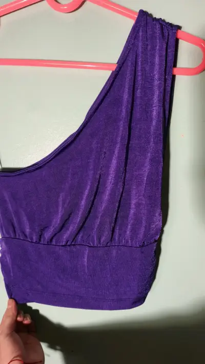 Top morado de un solo hombro para mujer - miniatura 2