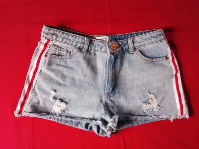 Shorts de mezclilla con franjas rojas - miniatura 1