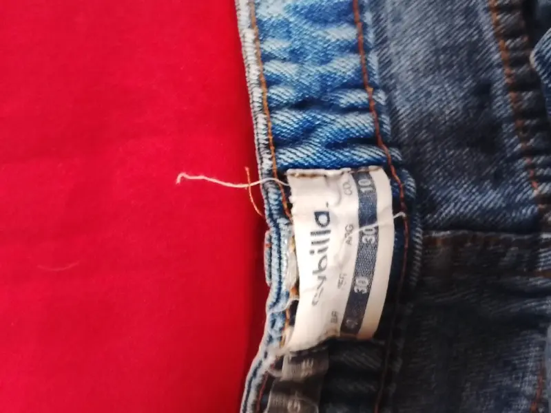 Shorts de mezclilla con franjas rojas - 2