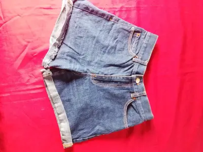 Shorts de mezclilla azul Weekday para mujer - miniatura 1