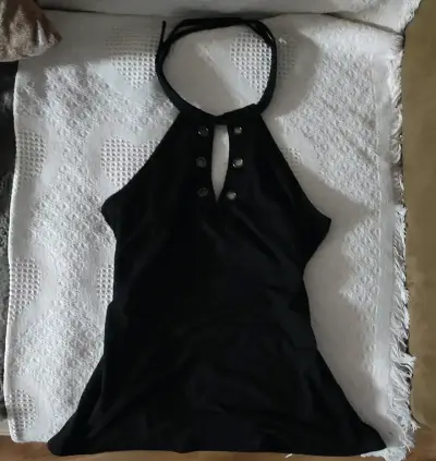 Top negro con cuello halter - miniatura 1