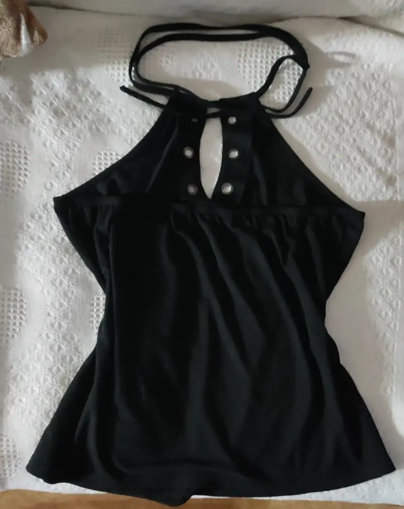 Top negro con cuello halter - 2