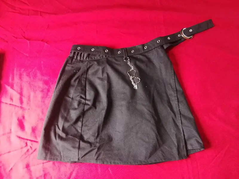 Falda negra con cadena decorativa - 1