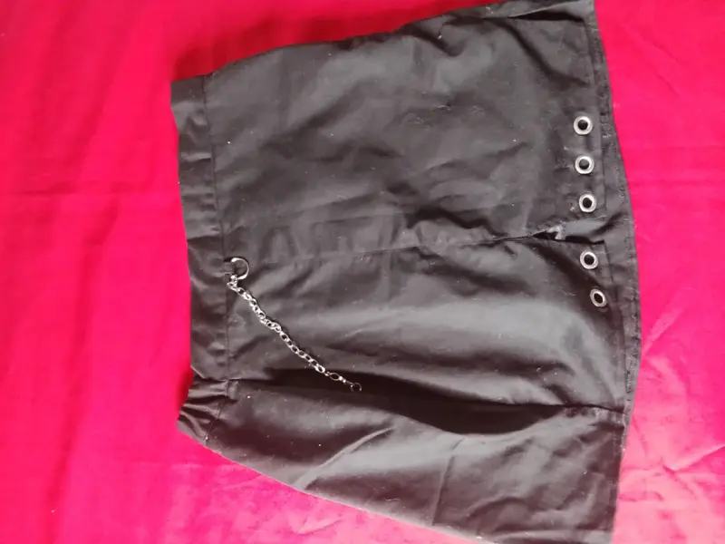 Falda negra con cadena decorativa - 2