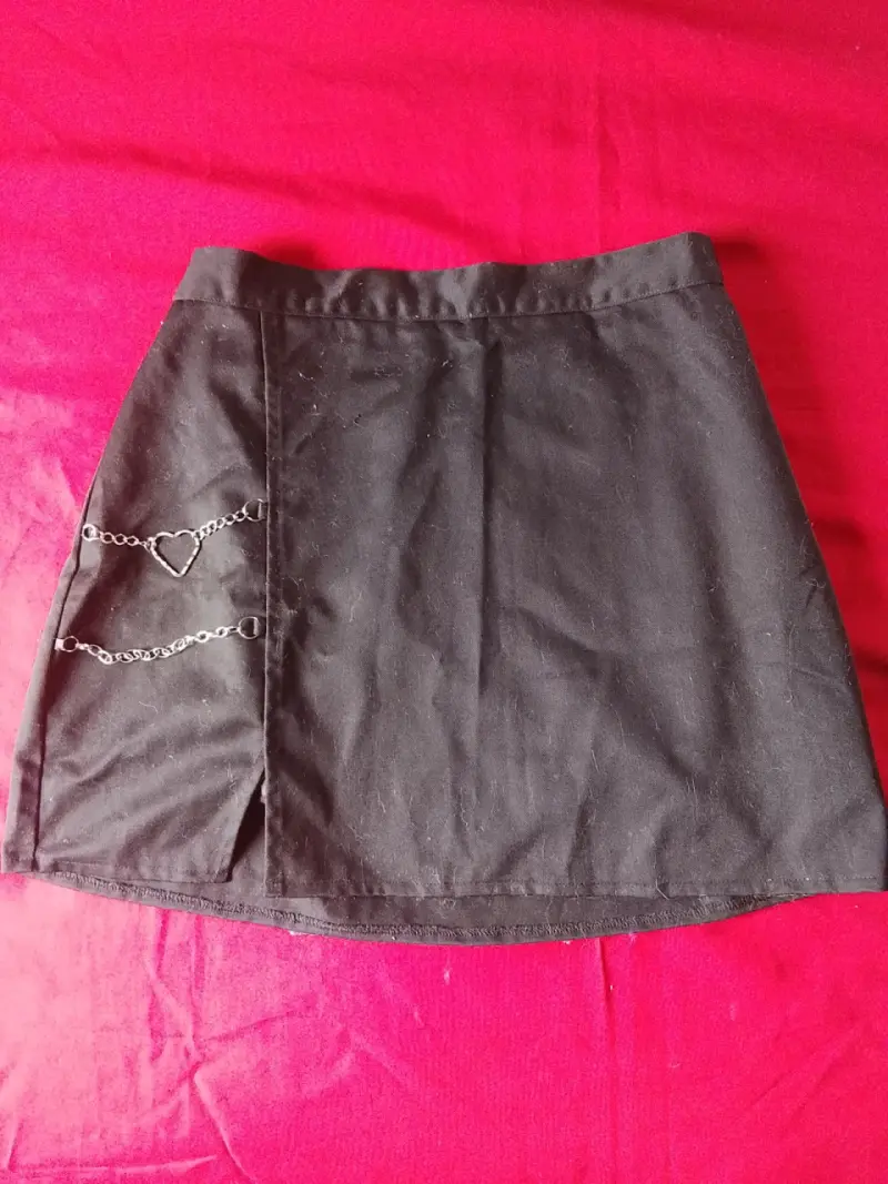 Falda negra con cadena decorativa - 3