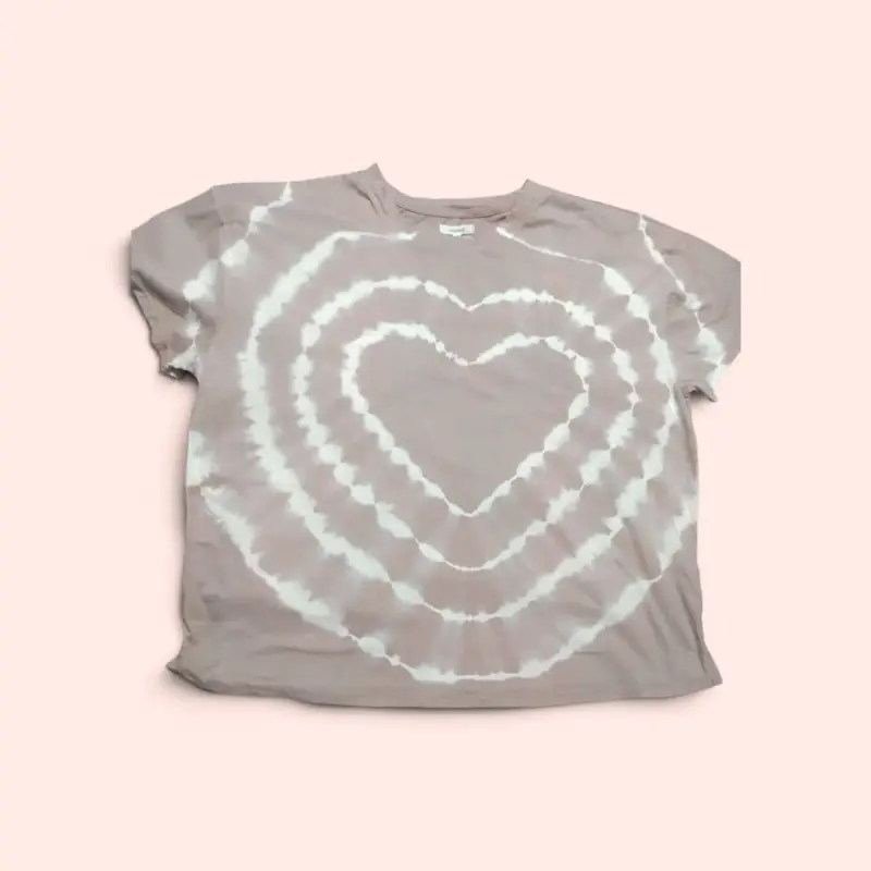Polera tie-dye con diseño de corazón - 2