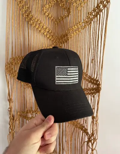 Gorra negra con bandera usa bordada - miniatura 1
