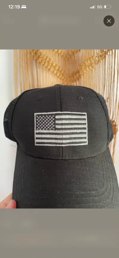 Gorra negra con bandera usa bordada - miniatura 2