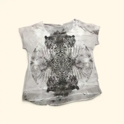 Polera estampada con diseño de leopardo - miniatura 1