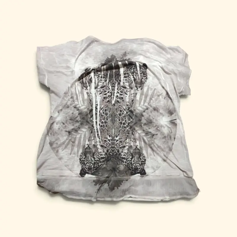 Polera estampada con diseño de leopardo - 2