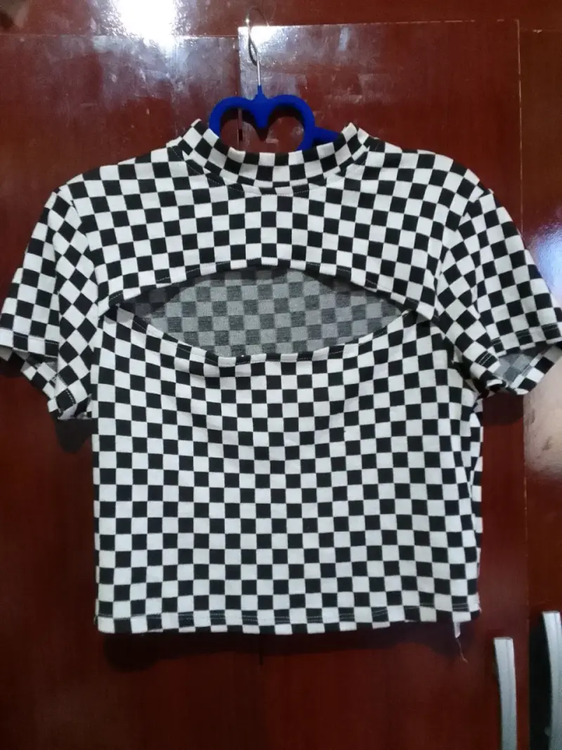 Polera a cuadros blanco y negro con abertura