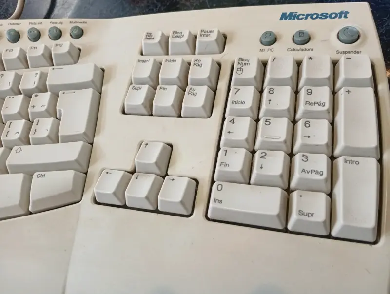 Teclado ergonómico Microsoft con cable USB - 3