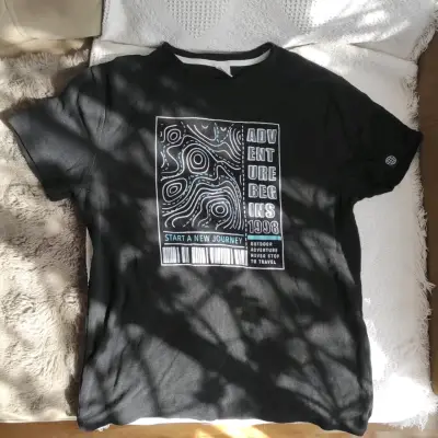 Polera negra con diseño gráfico Urb para hombre - miniatura 1