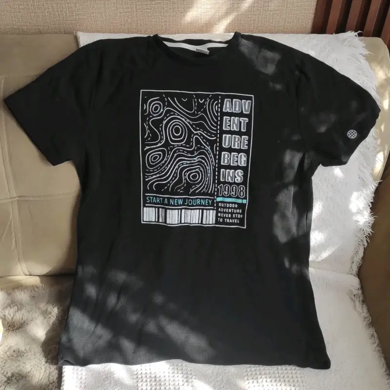 Polera negra con diseño gráfico Urb para hombre - 2