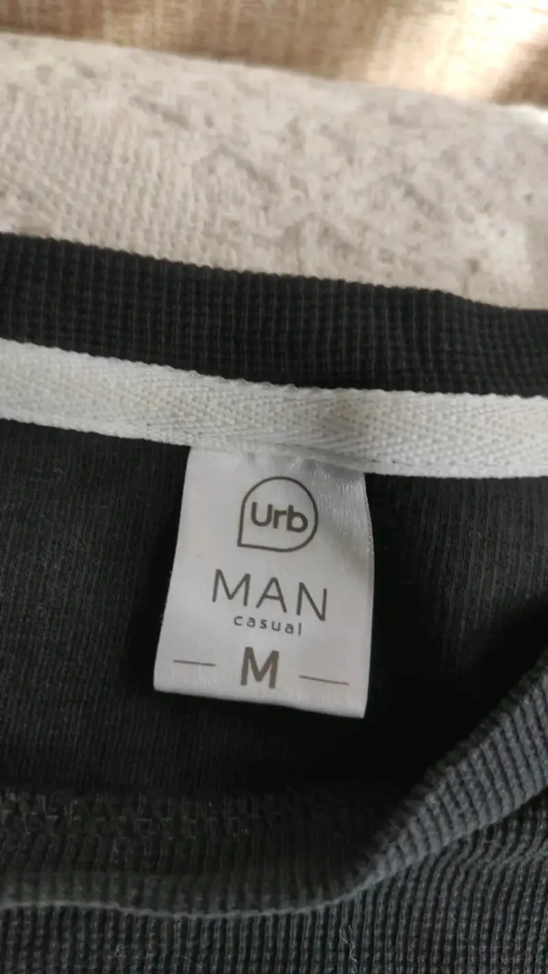 Polera negra con diseño gráfico Urb para hombre - 3