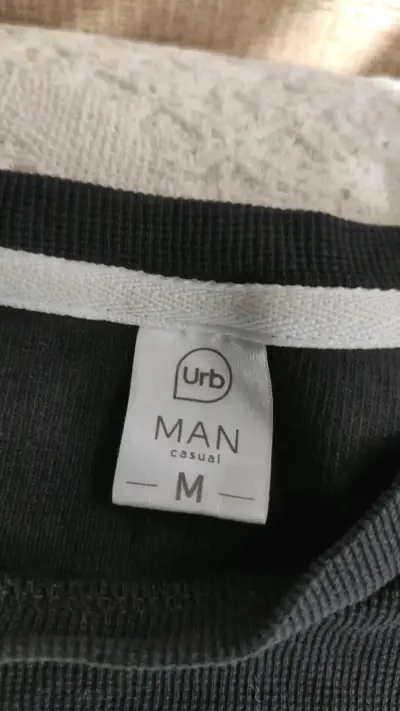 Polera negra con diseño gráfico Urb para hombre - miniatura 3
