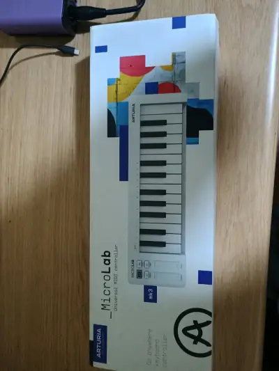 Controlador MIDI Arturia MicroLab blanco compacto - miniatura 1