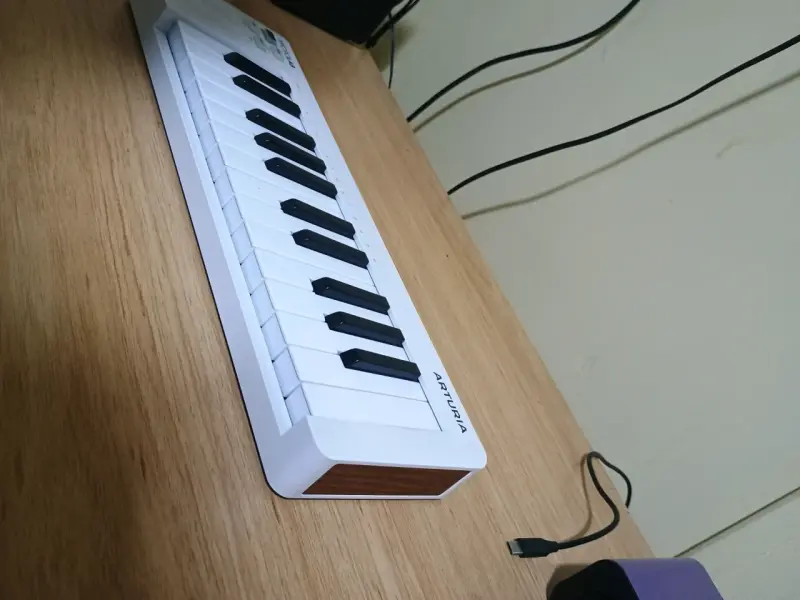 Controlador MIDI Arturia MicroLab blanco compacto - 3